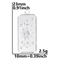Détail macro de gravure céleste soleil et lune sur pendentif rectangulaire en acier - Acier
