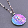 Vue macro d'un collier en acier inoxydable arc-en-ciel avec pendentif rose en relief - Collier / Arc-en-ciel
