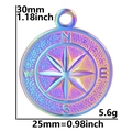 Makroansicht des Regenbogen-Edelstahl-Kompassanhängers mit Maßen und Gewichtsangaben - Nur Anhänger (Ohne Kette) / Regenbogen