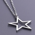 Makroaufnahme eines minimalistischen Hohlstern-Anhängers aus silbernem Edelstahl mit Kette - Halskette / Silber