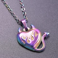 Dettaglio del ciondolo a cuore di diavolo arcobaleno con corna e trame a fiamme - Ciondolo Con Collana / Aurora boreale
