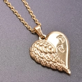 Dettaglio macro della collana a cuore placcata oro 18k con ala d'angelo e piedini - Collana / Oro