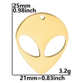 Vista macro del colgante de alienígena bañado en oro de 18K con medidas de 25 mm por 21 mm - Colgante Color Oro