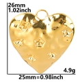 Dettaglio del ciondolo a cuore dorato con trama martellata e stelle, 26mm per 25mm - Pendaglio Color Oro