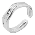 Detalle de anillo plateado de metal líquido con textura de lava y banda abierta ajustable - Plateado