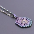 Regenboogkleurige roestvrijstalen mandala bloem hanger ketting met olieglans afwerking - Regenboogkleur Hanger met Ketting