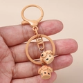 Gros plan de pendentifs cupcakes réalistes sur un porte-clés tenu dans la main - Cupcake Couleur Chair