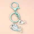Detail von blauem Delfin-Schlüsselanhänger mit Pailletten und Karabiner - Blau
