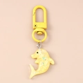 Detailansicht Delfin-Schlüsselanhänger aus gelbem Harz mit Glitzer und Metallclip - Gelber Großer Delfin