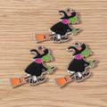 Tre pezzi di ciondoli a forma di strega sulla scopa di Halloween in lega smaltata colorata - 10 Pezzi / Argento