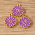 Détail de breloques marguerites violettes avec bords dorés sur fond de bois clair - Lot de 10 / Violet