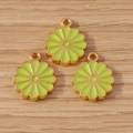 Trois breloques de marguerites jaune-vert avec monture dorée sur un support en bois - Lot de 10 / Vert