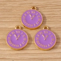 Detailansicht der lila Emaille-Uhrenanhänger mit goldenen römischen Ziffern für DIY-Schmuck - 10er Pack / Lila