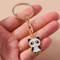 Detailansicht eines goldenen Panda-Schlüsselanhängers mit Emaille-Verarbeitung und Ring - Panda