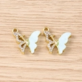 Gros plan de pendentifs papillons en émail bleu et strass pour création de bijoux DIY - Style Papillon en Strass / 5 Pièces / Or Vert