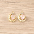 Détail macro de deux pendentifs lune dorés avec cristaux de cœur rose et strass fins - 5 Pièces / Or Rose Cœur Lune
