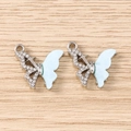 Détail de pendentifs papillon argentés avec émail bleu et strass pour la création de bijoux - Style Papillon en Strass / 5 Pièces / Argent Bleu