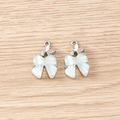 Détail de pendentifs nœud bleu clair avec accents de papillon en argent et strass - Style Double Papillon / 5 Pièces / Argent Bleu