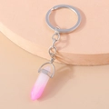 Detalle de un colgante de cristal rosa degradado con anillo de llavero de metal plateado - Blanco Rosa