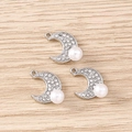 Détail de trois pendentifs demi-lune argentés sertis de zircons et perles blanches - 5 Pièces / Lune perlée argentée