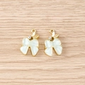 Gros plan de pendentifs en forme de nœud avec éclat d'opale et petits papillons dorés pour bijoux - Style Double Papillon / 5 Pièces / Or Bleu