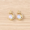 Détail macro de pendentifs lune et étoile dorés avec perles bleues irisées pour bijoux DIY - 5 Pièces / Or Bleu Étoile Lune
