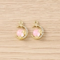 Gros plan de pendentifs lune dorés avec pierre œil de chat rose et petits cristaux - 5 Pièces / Or Rose Étoile Lune
