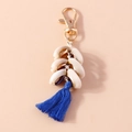 Detalle de llavero de conchas con cierre dorado y borla de seda en color azul real - Borla Azul Concha