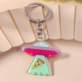 Dettaglio ravvicinato di un portachiavi creativo in acrilico UFO pizza con anello in metallo - UFO Rosa