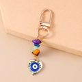 Detailansicht der Herz-Evil-Eye-Schlüsselanhänger mit Strass und Naturstein-Perlen - Türkis Auge Herz