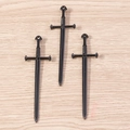 Makro-Detail von drei glänzend schwarzen gotischen Schwert-Anhängern für DIY-Schmuck - 10er Pack / Schwarz