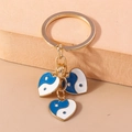 Détail de porte-clés Yin Yang en forme de cœur doré avec émail bleu et blanc poli - Tai Chi Bleu