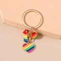 Dettaglio del ciondolo a cuore arcobaleno colorato con smalto su portachiavi dorato - Stile Cuore Arcobaleno