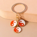Porte-clés doré avec trois pendentifs en émail Yin Yang orange et blanc en forme de cœur - Tai Chi Orange