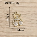 Vista detallada de un colgante de oso dorado con diamantes de 2,0 cm por 1,4 cm - Oso de Strass Dorado