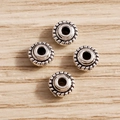 Detalle de cuatro cuentas de plata vintage con textura de cuerda para joyería DIY - Estilo de Cuerda Trenzada