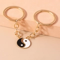Détail des porte-clés yin yang en forme de cœur doré avec émail noir et blanc - Paire Yin Yang Couple