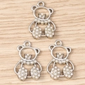 Detalle de dijes de oso plateados con perlas para la creación de joyas DIY - Oso de Perla Artificial Plateado