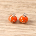 Detailansicht von 2 Kürbis-Anhängern aus Emaille für DIY Halloween Schmuckzubehör - 5 Stück / Silber Orange Kürbis