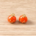 Zwei orangefarbene Emaille-Kürbisanhänger mit Goldakzenten auf Holzgrund für DIY-Schmuck - 5 Stück / Gold Orange Kürbis