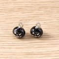 Detailansicht der schwarzen Emaille-Kürbis-Anhänger mit silbernem Gesicht für DIY-Schmuck - 5 Stück / Silber Schwarz Kürbis