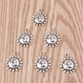 Makro-Detail von sechs Sonne-Mond-Anhängern aus Legierung auf Holzgrundlage - Mond und Sonne