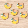 Detailansicht der Emaille-Bär-Mond-Anhänger für DIY-Schmuck auf Holzoberfläche - 10er Pack / Mondbär