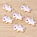 Detailansicht bunter Einhorn-Emaille-Anhänger mit Goldrand für DIY-Schmuckherstellung - 10er Pack / Einhorn