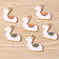 Set mit sechs süßen Alpaka-Anhängern aus Legierung mit weißer Emaille für DIY-Schmuck - 10er Pack / Gemischte Alpakas