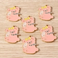 Detailansicht der rosa Bärenanhänger mit blauen Schals für DIY-Schmuckherstellung - 10er Pack / Bär mit Kuchen