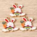 Detaillierte Makroansicht von drei Hasen-Emaille-Anhängern mit Karotten- und Regenbogen - 10er Pack / Weißer Hase Karotte