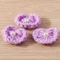 Gros plan de breloques coeurs en tricot violet avec perles sur un fond en bois - Forme de Cœur / Lot de 10 / Cœur Violet