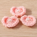 Vue détaillée de breloques coeurs au crochet roses avec perles pour bijoux DIY - Forme de Cœur / Lot de 10 / Coeur Rose