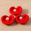 Gros plan de breloques cœur crochetées rouges avec perles pour création de bijoux DIY - Forme de Cœur / Lot de 10 / Cœur Rouge